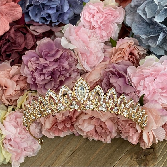 Gorgeous Silver Crystal Teardrop Bridal Tiara - Picture 11 of 16